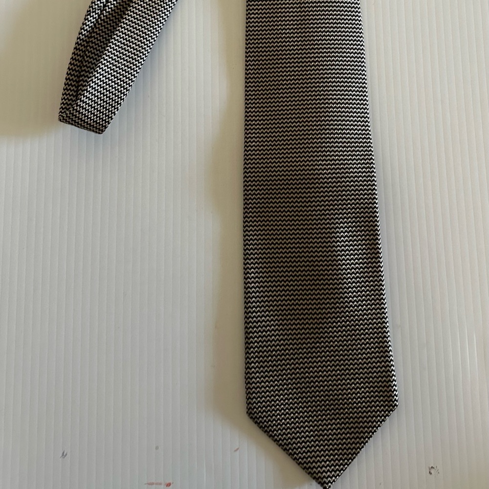 Giorgio Armani 100% silk tie made in Italy in excellent condition